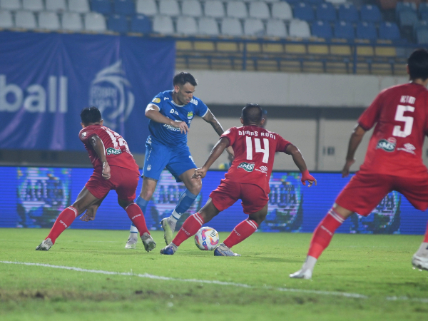 Gelandang Persib, Tyronne del Pino