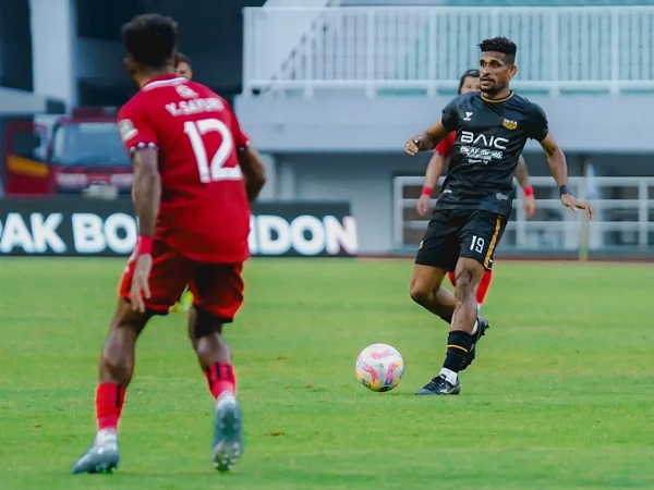 Gelandang Dewa United FC, Ricky Kambuaya di laga kontra Malut United FC