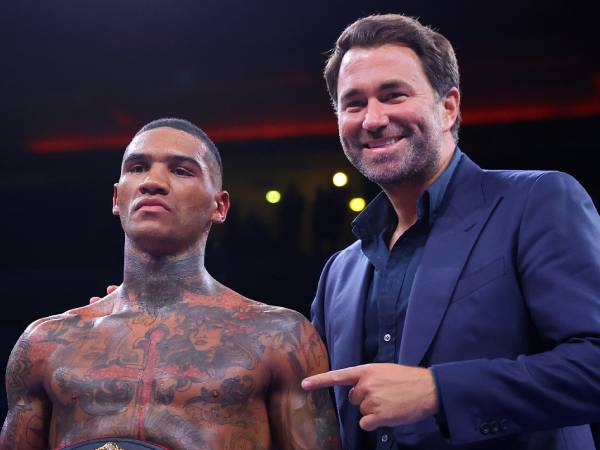 Promotor Eddie Hearn (kanan) dan Conor Benn. (Foto: Fight TV)