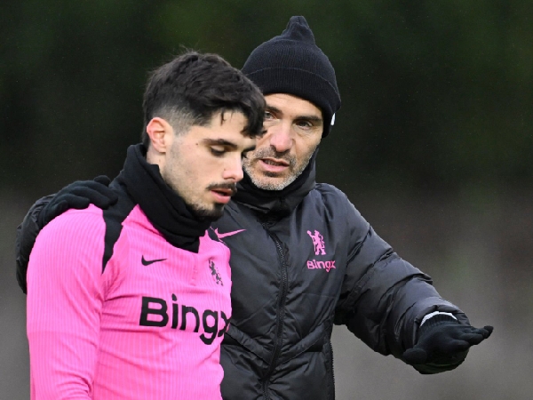 Pedro Neto dan pelatih Chelsea, Enzo Maresca