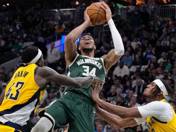 Giannis Antetokounmpo (tengah) mencetak 37 poin saat Milwaukee Bucks meraih kemenangan comeback 117-101 atas tim tamu Indiana Pacers pada hari Jumat (25/4). (Foto: AP)
