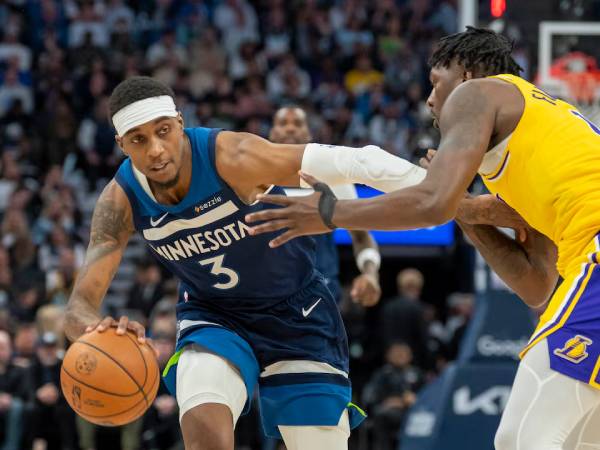Jaden McDaniels (kiri) mencetak 30 poin saat Minnesota Timberwolves meraih kemenangan 116-104 atas Los Angeles Lakers pada Jumat (25/4) malam di Minneapolis. (Foto: AP)