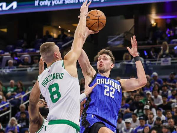 Franz Wagner (kanan) mencetak 32 poin saat Orlando Magic membekuk tim tamu Boston Celtics 95-93 pada Game 3 dari seri putaran pertama playoff Wilayah Timur pada Jumat (25/4) malam. (Foto: AP)