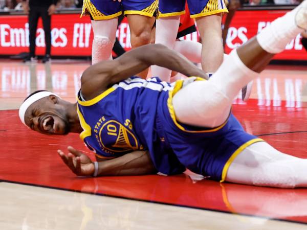 Jimmy Butler mengalami cedera di tulang ekornya pada kuarter pertama Game 2 pada Rabu (23/4) lalu setelah terjatuh. (Foto: AP)
