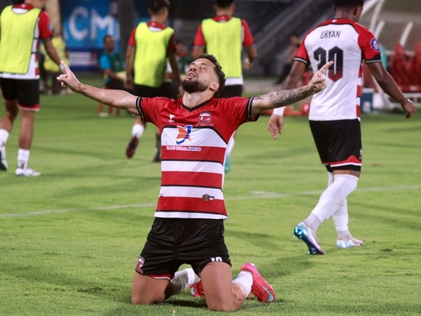 Pemain Madura United, Iran Junior merayakan gol ke gawang Arema FC