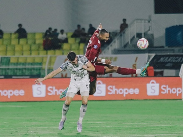 Kapten PSM Makassar, Yuran Fernandes berduel dengan pemain Bali United