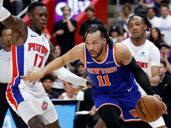 Jalen Brunson (kanan) menganggap cemoohan fans Pistons sebagai “cara lain untuk membuat saya fokus dan tenang." (Foto: AP)