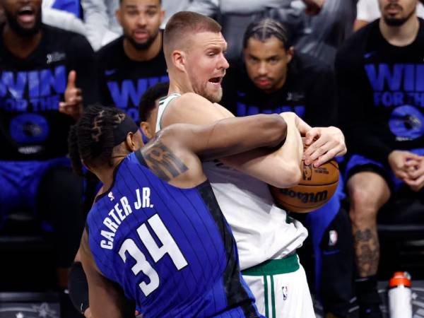 Center Boston Celtics Kristaps Porzingis (kanan) mengatakan Magic “melakukan pelanggaran di luar batas.” (Foto: AP)