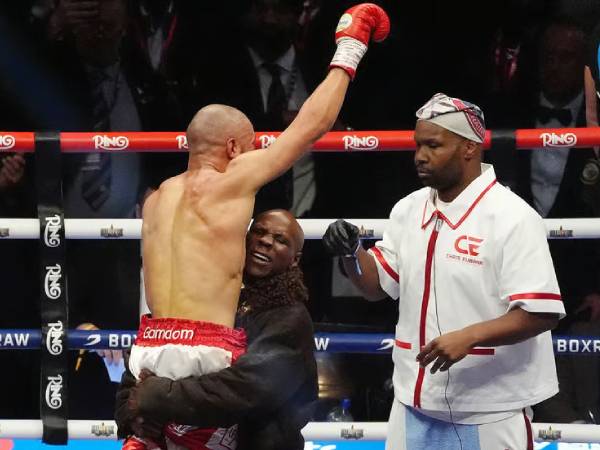 Chris Eubank Jr dibopong oleh ayahnya setelah dinyatakan sebagai pemenang dalam pertarungan melawan Conor Benn. (Foto: Fight TV)