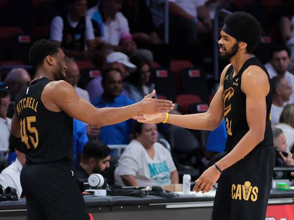 Bintang Cleveland Cavaliers, Donovan Mitchell (kiri) dan Jarret Allen melakukan tos di Game 3 versus Miami Heat. (Foto: AP)