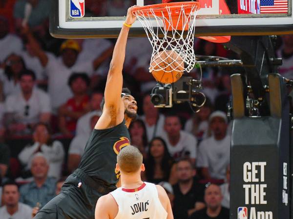 Jarrett Allen mencetak 22 poin saat Cleveland Cavaliers mengalahkan tuan rumah Miami Heat 124-87 di Game 3 pada Sabtu (26/4). (Foto: AP)