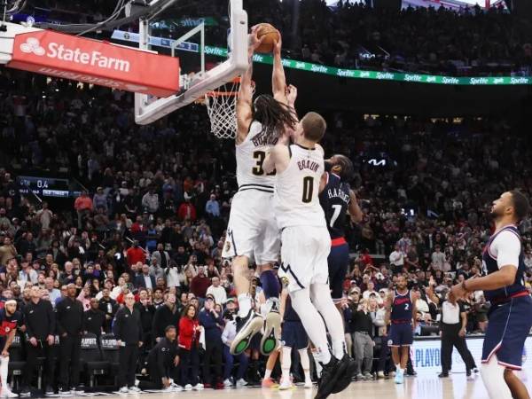 Aaron Gordon melakukan dunk pada saat waktu pertandingan berakhir untuk memberikan Denver Nuggets kemenangan dramatis atas Los Angeles Clippers 101-99 pada Sabtu (26/4).