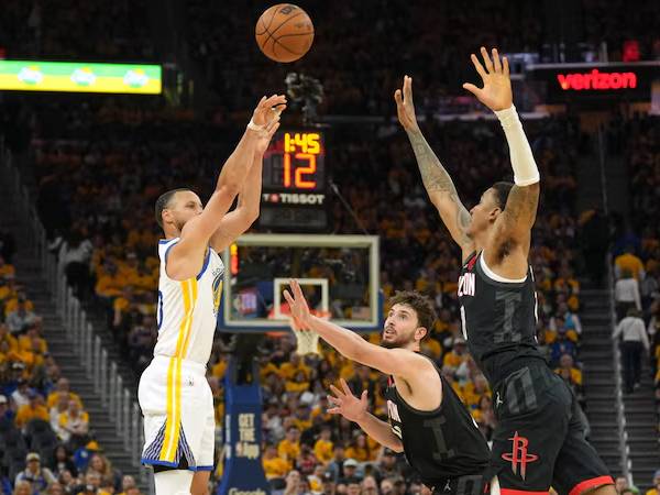 Stephen Curry (kiri) mencetak 36 poin saat Golden State Warriors mengalahkan tim tamu Houston Rockets 104-93 pada hari Sabtu (26/4) malam. (Foto: AP)