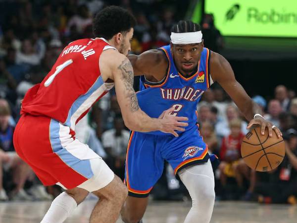 Shai Gilgeous-Alexander (kanan) mencetak 38 poin saat tim tamu Oklahoma City Thunder meraih kemenangan 117-115 atas Memphis Grizzlies pada Sabtu (26/4). (Foto: AP)