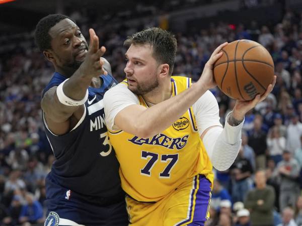 Luka Doncic (kanan) menyelesaikan dengan 17 poin, tujuh rebound, delapan assist, dan lima turnover. (Foto: AP)