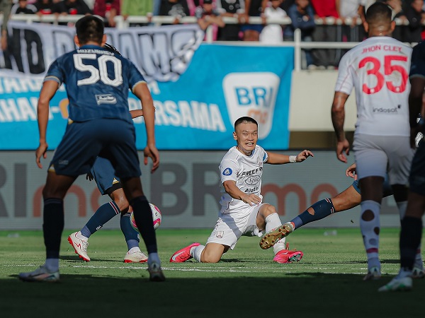 Gelandang Persis Solo, Sho Yamamoto mencetak gol tunggal timnya ke gawang Persita Tangerang