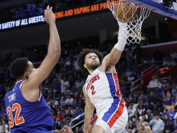 Cade Cunningham (kanan) mencatat triple-double playoff ketiga dalam sejarah Pistons, bergabung dengan Isiah Thomas (1986 dan 1989). (Foto: AP)