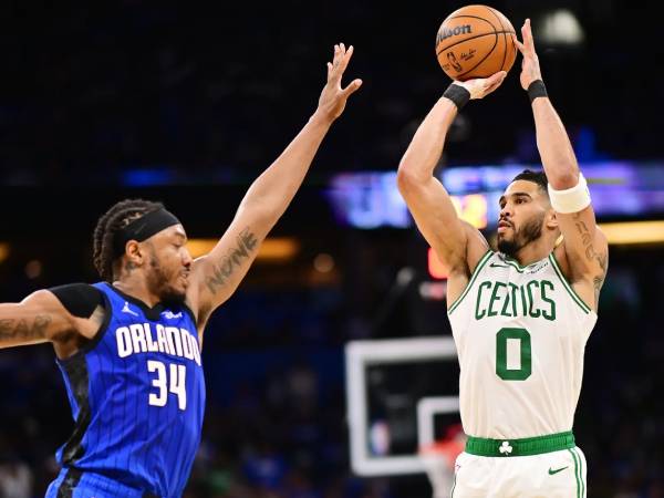 Jayson Tatum (kanan) mencetak 37 poin saat tim tamu Boston Celtics meraih kemenangan 107-98 atas Orlando Magic pada hari Minggu (27/4) di Game 4 pada seri putaran pertama playoff Wilayah Timur. (Foto: AP)