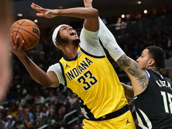 Myles Turner (kiri) mencetak 23 poin saat Indiana Pacers meraih kemenangan meyakinkan 129-103 atas Milwaukee Bucks pada Minggu (27/4) malam. (Foto: AP)