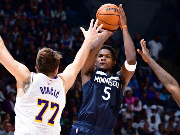 Anthony Edwards (kanan) mencetak 43 poin saat Minnesota Timberwolves menang 116-113 atas Los Angeles Lakers pada Game 4 di seri putaran pertama playoff Wilayah Barat pada Minggu (27/4) sore.