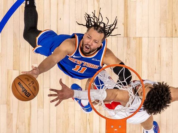 Jalen Brunson (kiri) mencetak 32 poin saat tim tamu New York Knicks menang 94-93 atas Detroit Pistons pada Minggu (27/4) siang di Game 4 seri playoff putaran pertama Wilayah Timur. (Foto: AP)