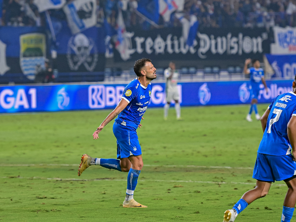 Gelandang Persib, Tyronne del Pino