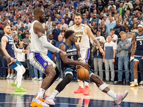 LeBron James merasa tidak melanggar Anthony Edwards seperti yang dikatakan wasit.