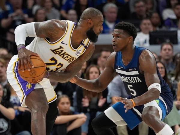 Anthony Edwards (kanan) tampak menjaga LeBron James di Game 4. (Foto: AP)