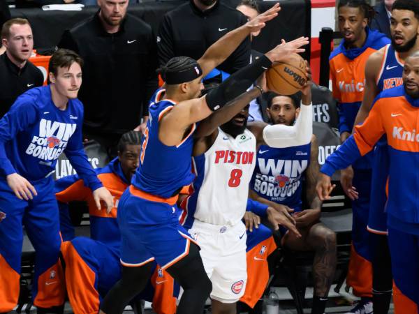 Pemain New York, Josh Hart (kiri) terlihat melanggar Tim Hardaway Jr yang berusaha menembakkan lemparan tiga angka di akhir Game 4. (Foto: AP)