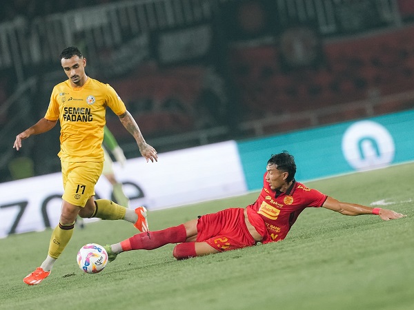 Pemain bertahan Persija Jakarta, Hansamu Yama Pranata di laga kontra Semen Padang FC