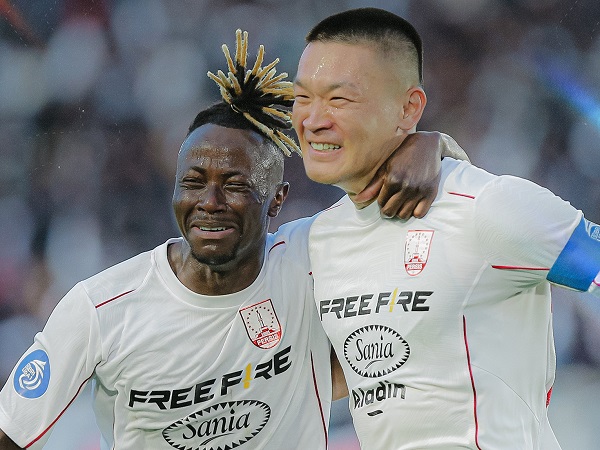 Gelandang Persis Solo, Sho Yamamoto merayakan gol ke gawang Persita Tangerang