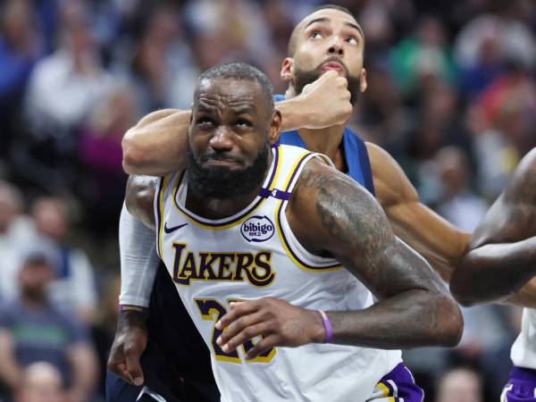 Bintang Los Angeles Lakers, LeBron James, beradu dengan pemain Wolves Rudi Gobert di Game 4.  (Foto: AP)