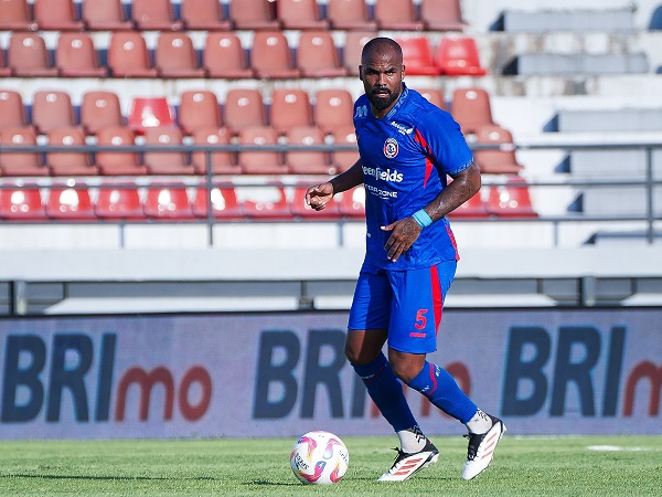 Pemain bertahan Arema FC, Thales Lira di laga kontra Persebaya Surabaya