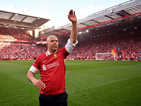 Atmosfer Anfield Bikin Arne Slot Emosional di Hari Juara