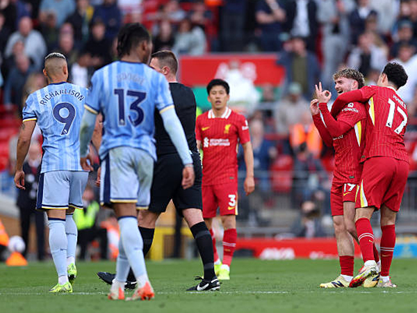 Harvey Elliott Ejek Richarlison di Tengah Pesta Juara Liverpool