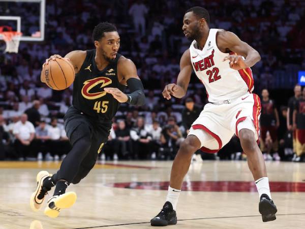 Donovan Mitchell (kiri) mencetak 22 poin saat Cleveland Cavaliers mengalahkan tuan rumah Miami Heat 138-83 pada Senin (28/4) malam untuk menutup seri 4-0. (Foto: AP)
