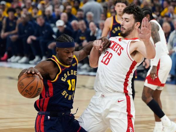Jimmy Butler (kiri) mencetak 27 poin saat Golden State Warriors meraih kemenangan 109-106 atas Houston Rockets di Game 4 pada Senin (28/4) di San Francisco. (Foto: AP)