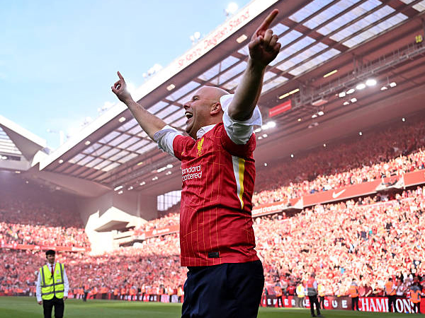 Liverpool Juara, Apa Alasan Arne Slot Serukan Nama Jurgen Klopp di Anfield?