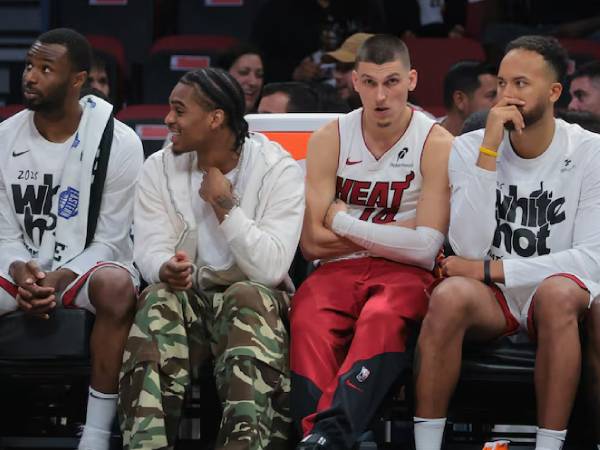 Para pemain starter Miami Heat duduk di bangku cadangan saat timnya dipermalukan Cleveland di Game 4. (Foto: AP)