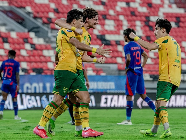 Gelandang Persebaya Surabaya, Bruno Moreira mencetak gol ke gawang Arema FC