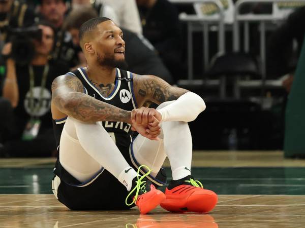 Damian Lillard duduk di lantai setelah mengalami cedera pada Game 4 di seri putaran pertama playoff melawan Indiana Pacers. (Foto: AP)