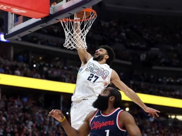 Jamal Murray (kiri) mencetak 24 poin saat tuan rumah Denver Nuggets menang 131-115 pada Game 5 pada Selasa (29/4) malam. (Foto: AP)