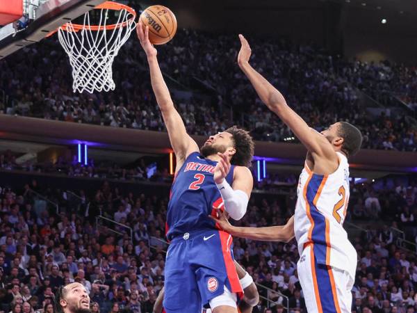 Cade Cunningham (kiri) mencetak 24 saat tim tamu Detroit Pistons meraih kemenangan 106-103 atas New York Knicks pada Selasa (29/4) malam. (Foto: AP)