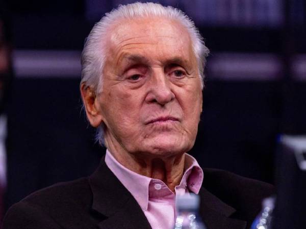 Kehadiran Pat Riley, yang dulunya merupakan aset besar dalam merekrut pemain, kini menjadi penghalang Miami Heat untuk maju. (Foto: AP)