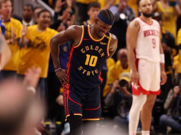 Jimmy Butler terlihat meringis kesakitan di menit-menit akhir Game 4 versus Rockets. (Foto: AP)