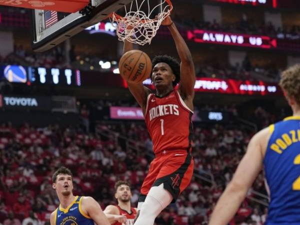 Amen Thompson (tengah) mencetak 25 poin saat Houston Rockets meraih kemenangan 131-116 atas tim tamu Golden State Warriors pada Game 5, Rabu (30/4).