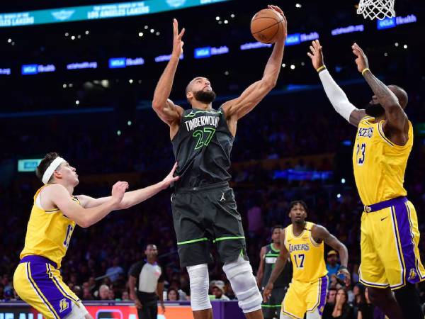 Rudy Gobert (tengah) mencetak 27 poin saat tim tamu Minnesota Timberwolves menang 103-96 atas Los Angeles Lakers di Game 5 pada hari Rabu (30/4). (Foto: AP)