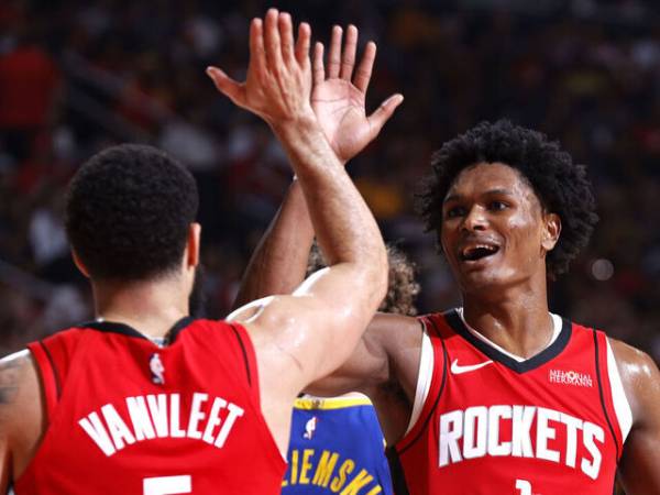 Amen Thompson (kanan) melakukan selebrasi setelah memastikan kemenangan Rockets di Game 5. (Foto: AP)