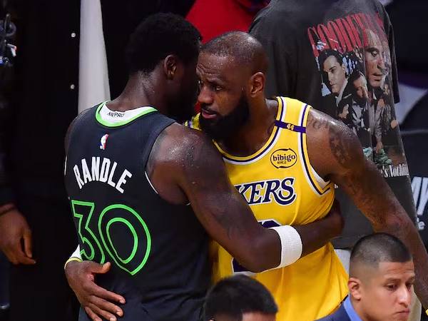 LeBron James (kanan) memeluk Julius Randle setelah Game 5. (Foto: AP)