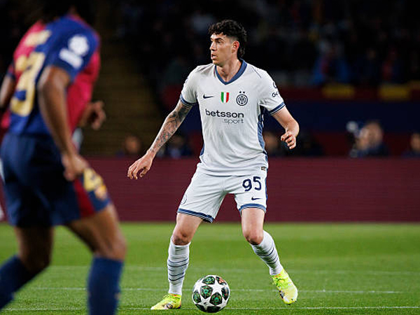 Persulit Barcelona, Bastoni Bicara Mental Inter Milan Usai Tiga Kekalahan